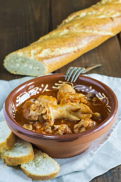 Crubeens com molho de tomate e pão — Fotografia de Stock