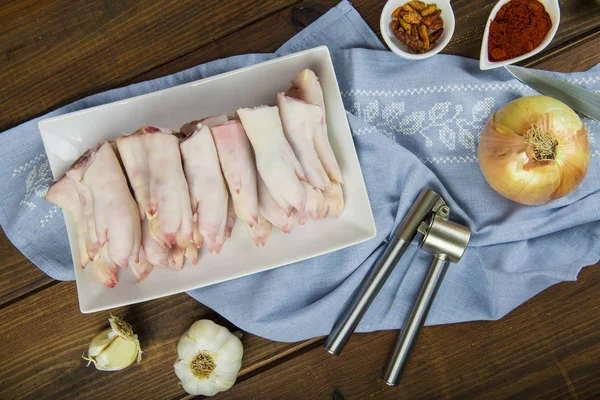 Pişirmek için ham crubeens veya domuz paçası — Stok fotoğraf