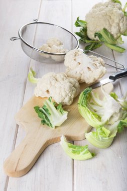 Mutfak masasında ham karnabahar