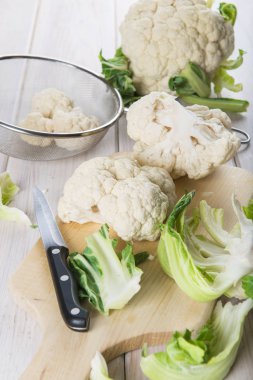 Mutfak masasında ham karnabahar