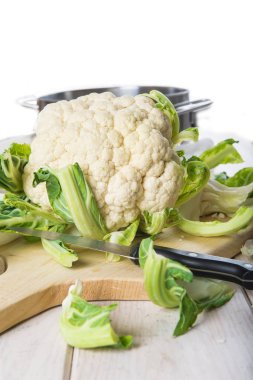 Kesme tahtası üzerinde taze karnabahar