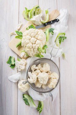 Mutfak masasında ham karnabahar