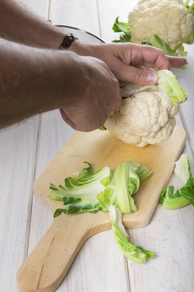 Chef preparing and cleaning a cauliflower — Stock Photo, Image