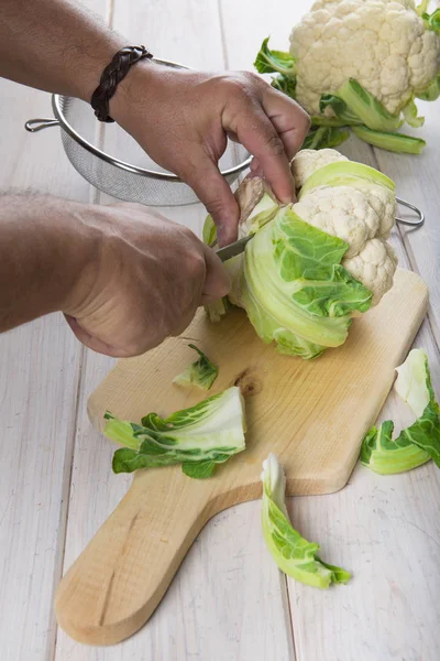 Chef preparando y limpiando una coliflor —  Fotos de Stock