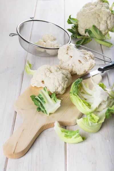 Mutfak masasında ham karnabahar