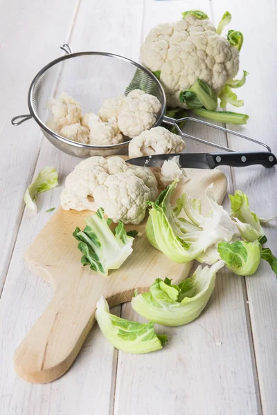 Mutfak masasında ham karnabahar