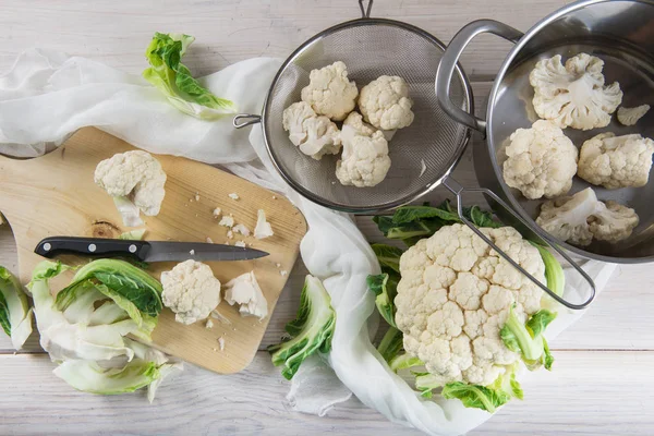 Mutfak masasında ham karnabahar