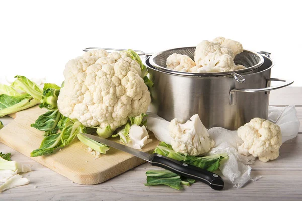 Fresh cauliflower on the cutting board — Stock Photo, Image