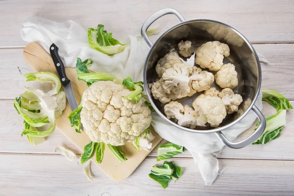 Mutfak masasında ham karnabahar