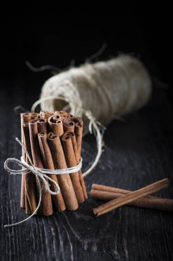 Tarçın grup karanlık tarzı