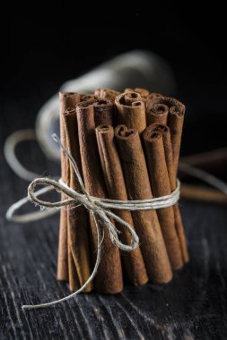 Tarçın grup karanlık tarzı