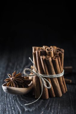 Tarçın çubukları ve yıldız anason