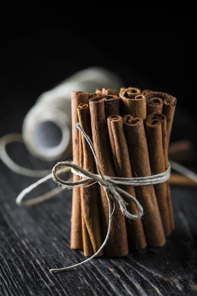 Cinnamon sticks bunch in dark style — Stock Photo, Image