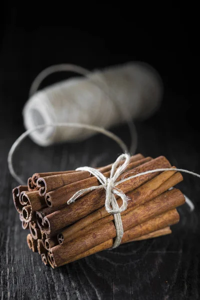 Cinnamon sticks bunch in dark style — Stock Photo, Image