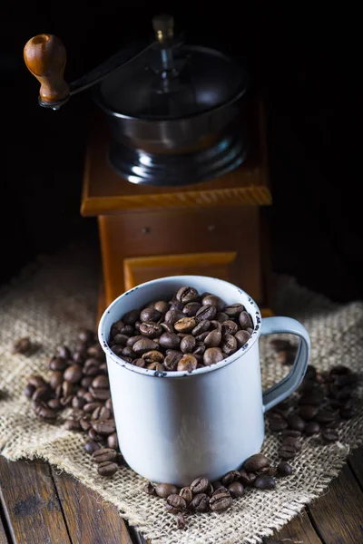 Grains de café torréfiés dans une tasse en porcelaine — Photo