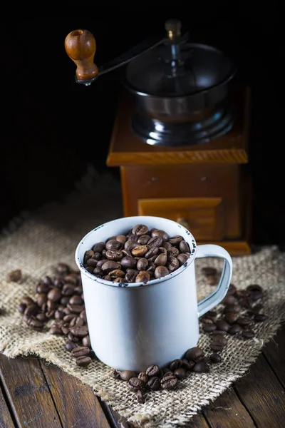 Rostade kaffe bönor i en kopp i porslin — Stockfoto