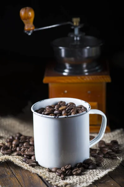 Rostade kaffe bönor i en kopp i porslin — Stockfoto