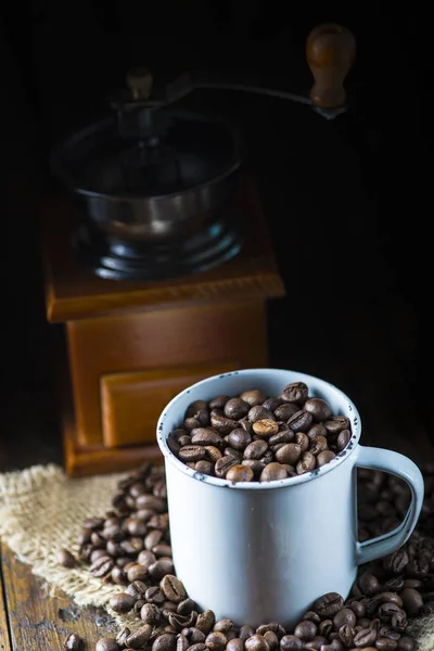 Rostade kaffe bönor i en kopp i porslin — Stockfoto