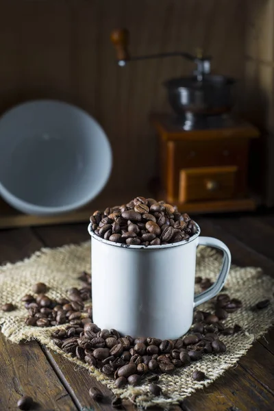 磁器のカップでコーヒー豆の焙煎 — ストック写真