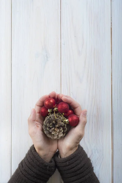 Chirstmas ornamenty v rukou ženy — Stock fotografie