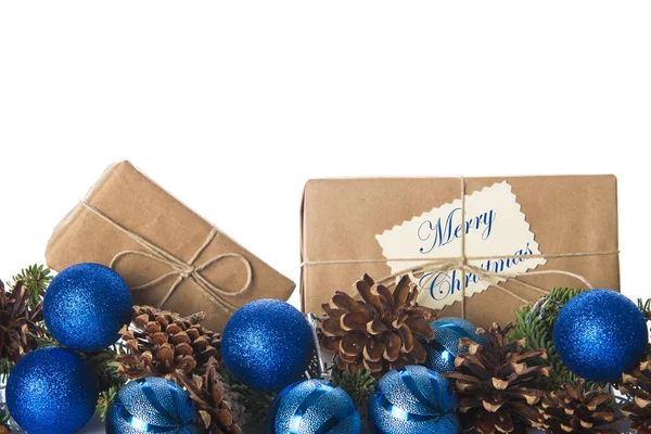 Cadeaux de Noël emballés et décorés — Photo