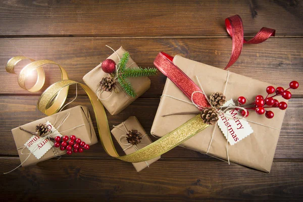 Weihnachtsgeschenke verpackt und dekoriert — Stockfoto