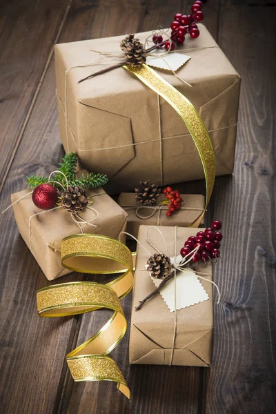 Presentes de Natal embrulhados e decorados — Fotografia de Stock