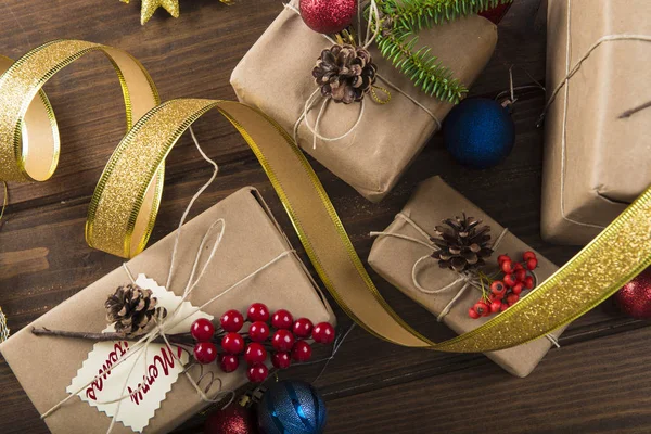 Weihnachtsgeschenke verpackt und dekoriert — Stockfoto