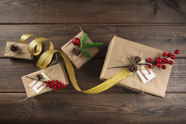 Presentes de Natal embrulhados e decorados — Fotografia de Stock