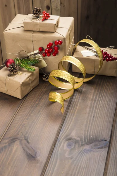 Weihnachtsgeschenke verpackt und dekoriert — Stockfoto