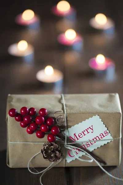 Presentes de Natal embrulhados e decorados — Fotografia de Stock