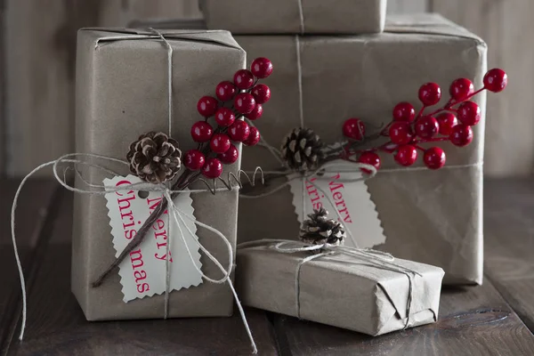 Presentes de Natal embrulhados e decorados — Fotografia de Stock