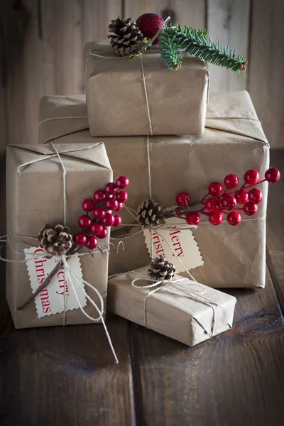 Vánoční dárky zabalené a zdobené — Stock fotografie