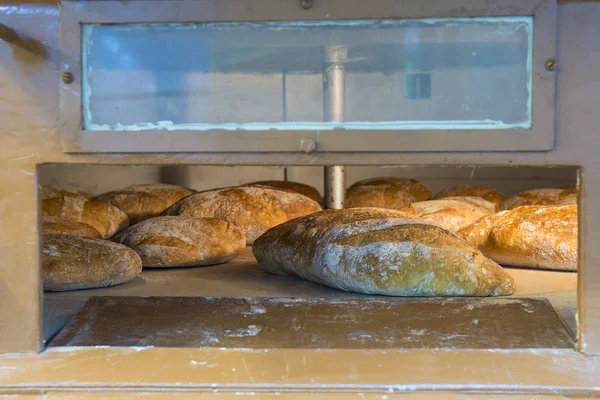 Καρβέλια ψωμί μέσα σε ένα φούρνο με ξύλα — Φωτογραφία Αρχείου