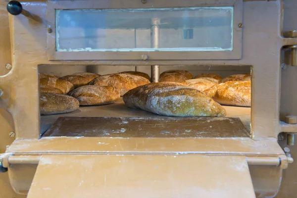 Pani di pane nel forno a legna — Foto Stock