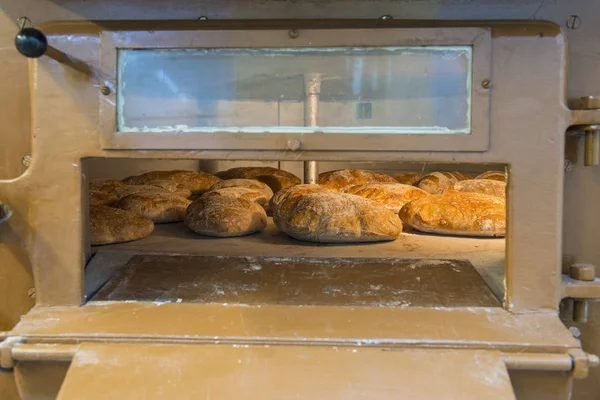 Хлеб в дровяной печи — стоковое фото
