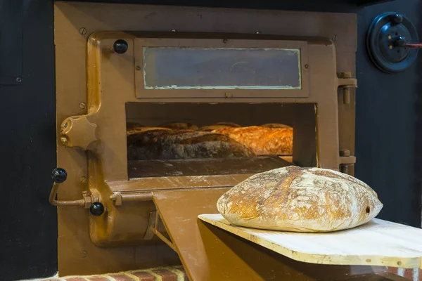 Horno de leña tradicional en una panadería — Foto de Stock