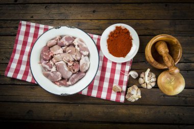 Ham ve taze domuz böbrekler emdikleri