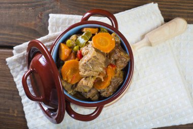 Bir porselen güveç dana yahni