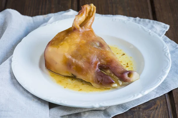 Tender roast suckling pig heads — Stock Photo, Image