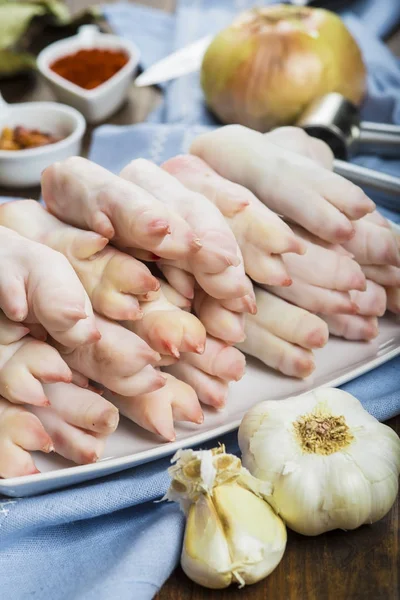 Crustáceos crudos o trotters de cerdo para cocinar — Foto de Stock