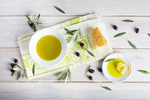 Aceite de oliva virgen extra con pan — Foto de Stock