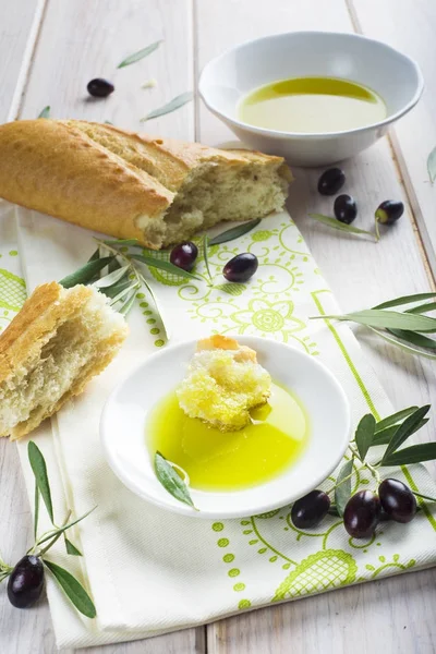 Natives Olivenöl extra mit Brot — Stockfoto