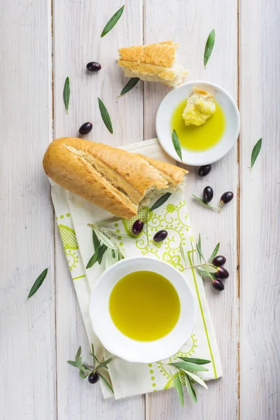 Natives Olivenöl extra mit Brot — Stockfoto