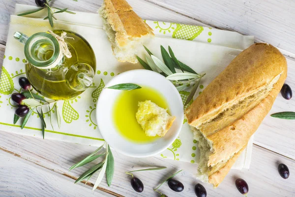 Huile d'olive extra vierge avec pain — Photo