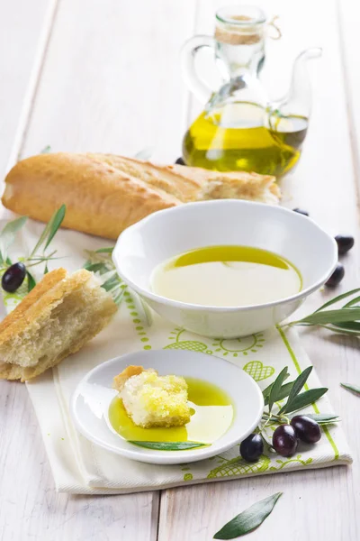 Natives Olivenöl extra mit Brot — Stockfoto