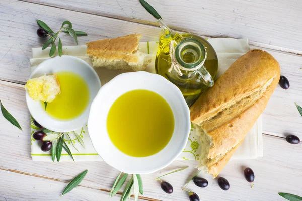 Oliwą z oliwek z chleba — Zdjęcie stockowe