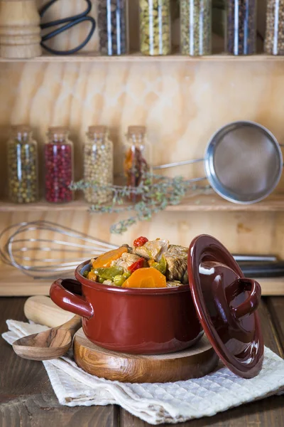 Ragout van kalfsvlees in een braadpan porselein — Stockfoto