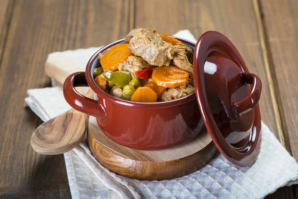 Ragoût de veau dans une casserole en porcelaine — Photo