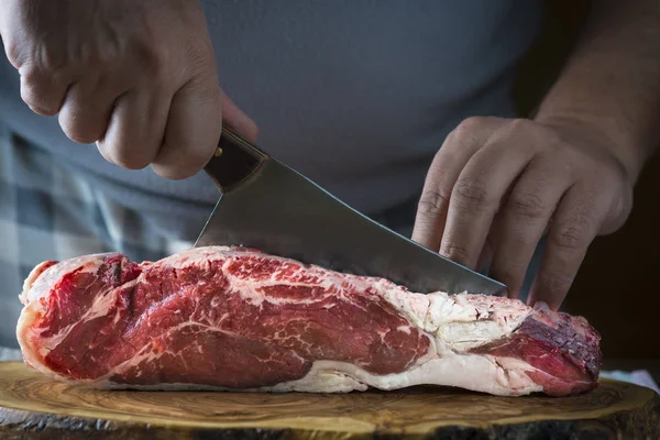 屠夫用菜刀切一块肉 — 图库照片
